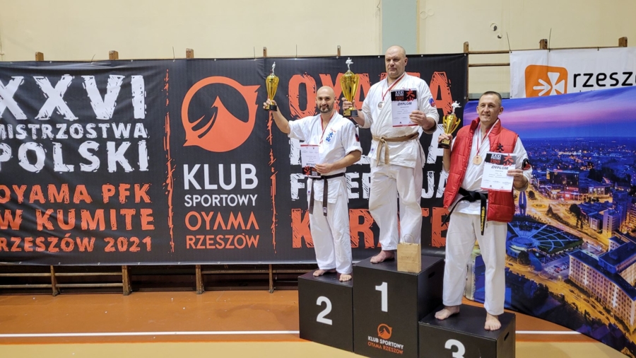 Medaliści w kategorii seniorów starszych w kategorii plus 80 kg (pierwszy z lewej Dawid Sroka)